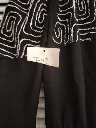 Camisa gasa negra bordados blancos