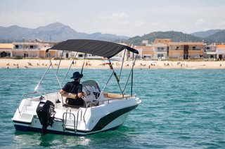 Barco SIN LICENCIA en Oliva