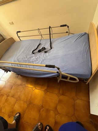 Cama articulada eléctrica con barandillas