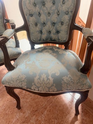 Sofá antiguo tapizado azul y madera