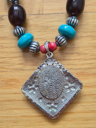 Collar largo con colgante de diseño étnico