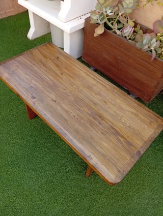 Mesita de salon de madera rústica