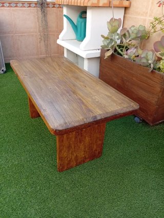 Mesita de salon de madera rústica