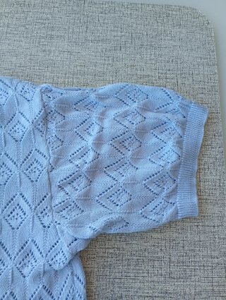 Jersey calado de manga corta.