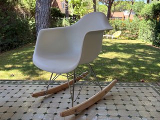 Mecedora infantil estilo Eames sin estrenar