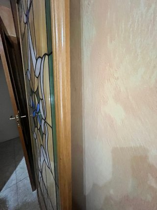 Puerta corredera con vidriera artesanal