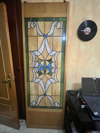 Puerta corredera con vidriera artesanal