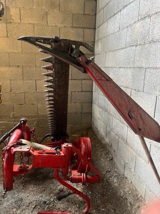Segadora de forraje roja. 1,80 cm de cuchilla.