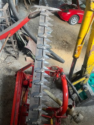 Segadora de forraje roja. 1,80 cm de cuchilla.