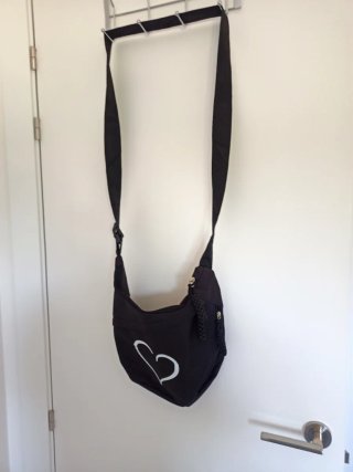 Bolso negro con corazón blanco