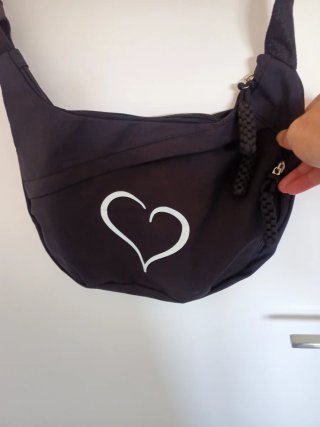 Bolso negro con corazón blanco
