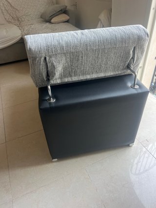 Sillón moderno gris y negro con ruedas