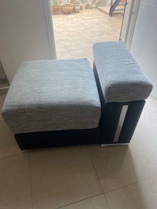 Sillón moderno gris y negro con ruedas