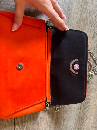 Bolso naranja con cadena y detalle metálico