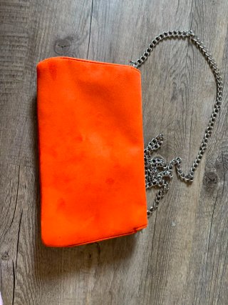 Bolso naranja con cadena y detalle metálico
