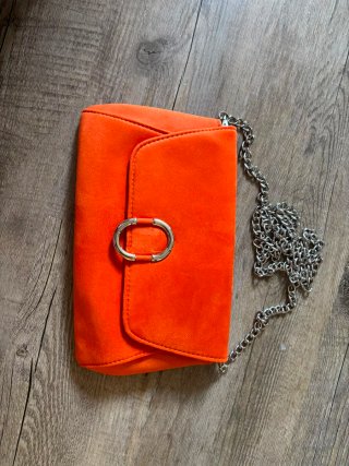 Bolso naranja con cadena y detalle metálico