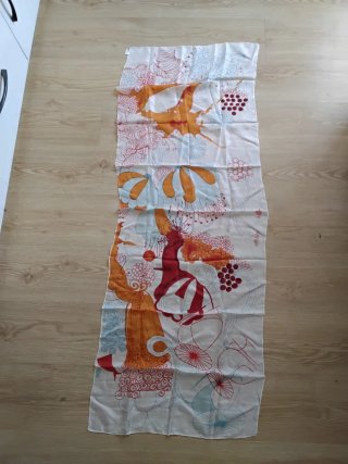 Pañuelo blanco con estampado floral naranja