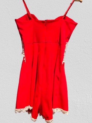 Mono de mujer corto rojo con encaje