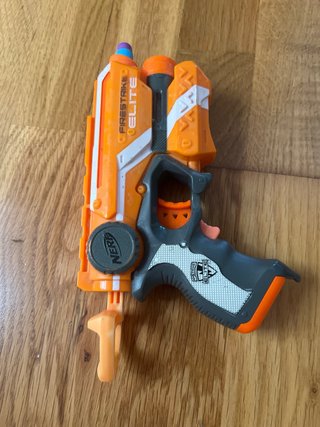Lote Nerf: Pistola, 2 Cargadores y 22 balas