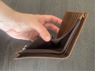 Cartera de piel marrón