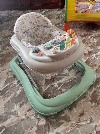 Andador infantil con asiento acolchado