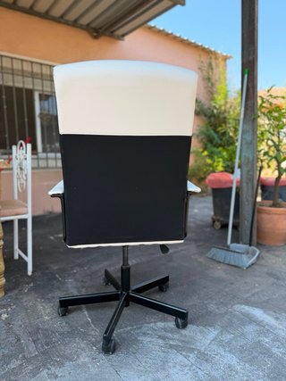 Silla de oficina ergonómica blanca