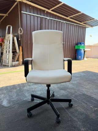 Silla de oficina ergonómica blanca
