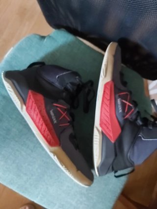 Zapatillas Baloncesto Grises y Rojas