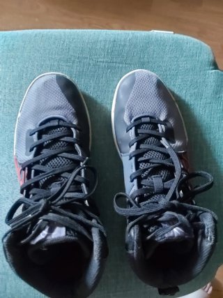 Zapatillas Baloncesto Grises y Rojas