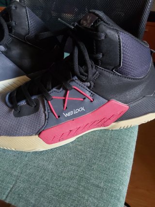 Zapatillas Baloncesto Grises y Rojas
