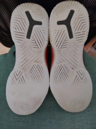 Zapatillas Baloncesto Grises y Rojas