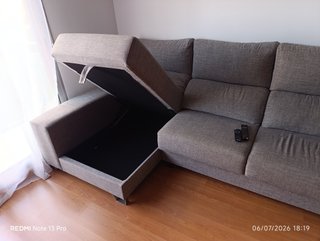 Sofá modular gris con cojín naranja