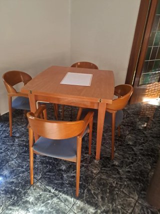 Comedor entero, madera, sofá  y mesa con sillas