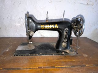 Máquina de coser antigua Sigma con tapa incluida