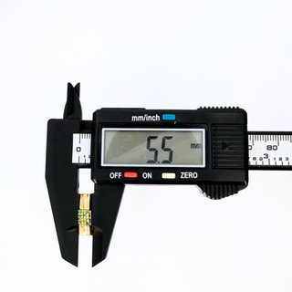 Pendiente de oro de 18k con piedras, 2.75 g.