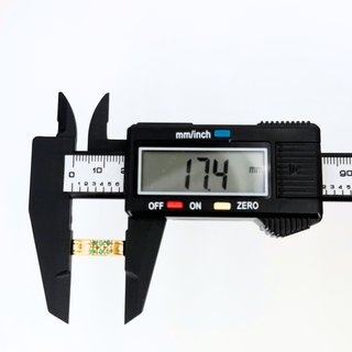 Pendiente de oro de 18k con piedras, 2.75 g.