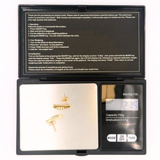 Pendiente de oro de 18k con piedras, 2.75 g.