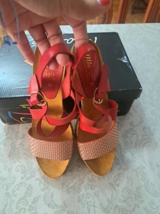 Sandalias de piel tacón Rojas Marca Mia Loé.
