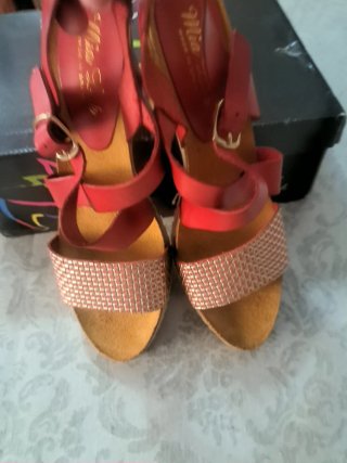 Sandalias de piel tacón Rojas Marca Mia Loé.