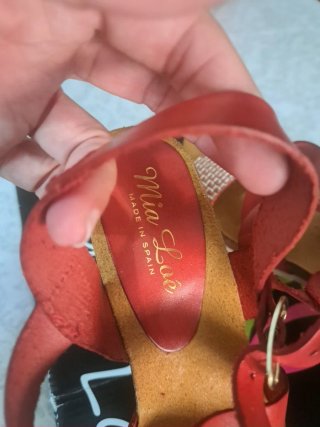 Sandalias de piel tacón Rojas Marca Mia Loé.