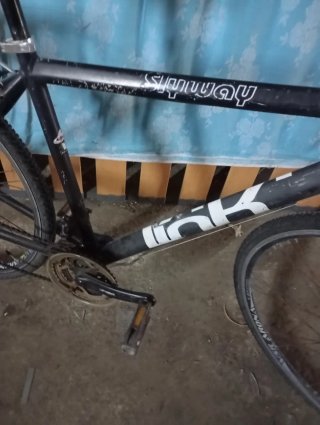 Bicicleta de montaña negra con cesta