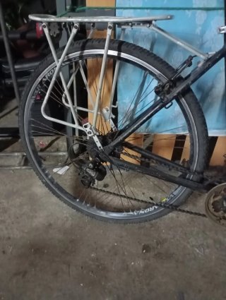 Bicicleta de montaña negra con cesta