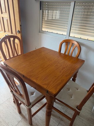 Mesa de comedor y 4 sillas de madera