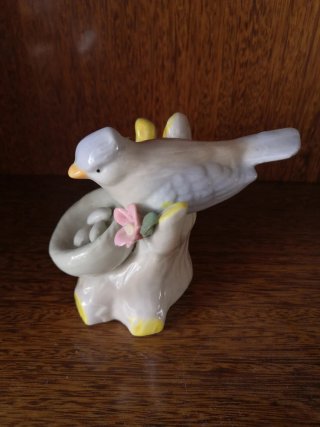 Figura di porcellana vintage di uccello nel nido