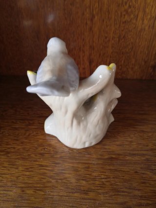 Figura di porcellana vintage di uccello nel nido