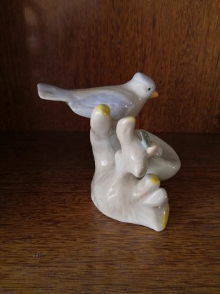 Figura di porcellana vintage di uccello nel nido