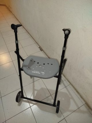 Andador plegable y ligero con silla y ruedas.