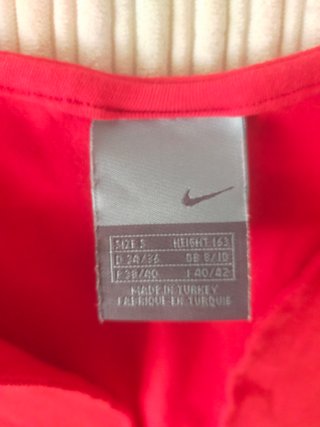 Camiseta deportiva Nike roja