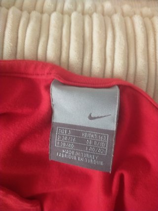 Camiseta deportiva Nike roja