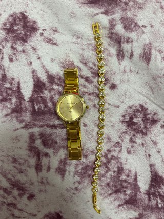 Reloj y pulsera dorados